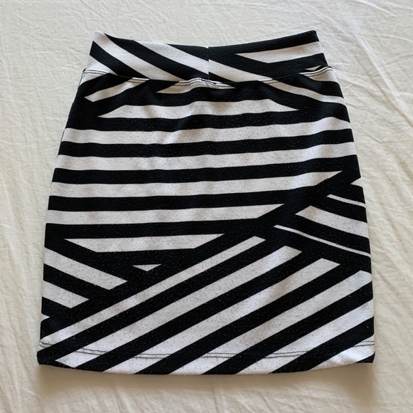 Windsor B&W Striped Patterned Mini Skirt - Picture 2 of 3